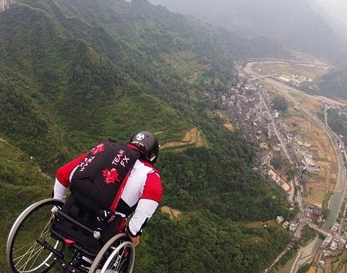 加拿大瘫痪低空定点跳伞运动员完成惊险一跳