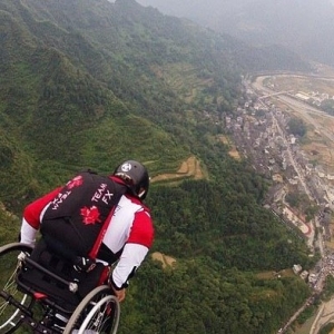 加拿大瘫痪低空定点跳伞运动员完成惊险一跳
