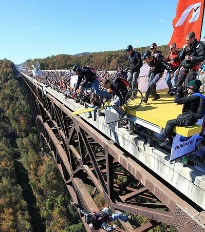 加拿大瘫痪低空定点跳伞运动员完成惊险一跳